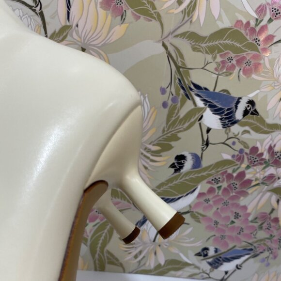 Pointed Toe Cream Ankle Boots Size 7 Faux Leather Zipper Closure Kitten Heel - Picture 9 of 9